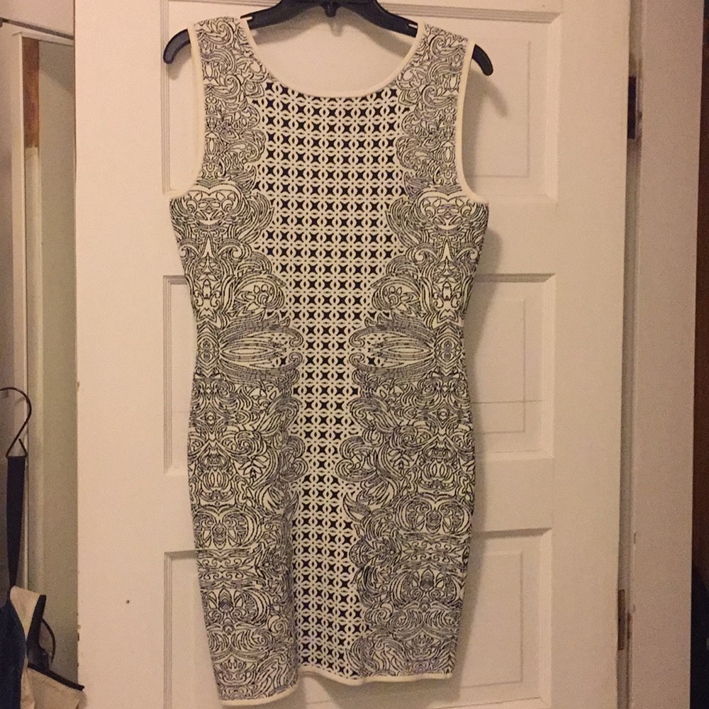 BCBGMAXAZRIA Body-con mini dress. size M